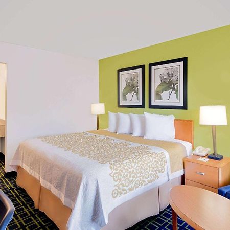 Days Inn By Wyndham Истон Экстерьер фото